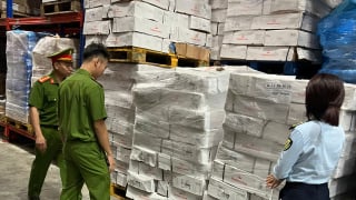 Hà Nội: Tạm giữ hơn 15 tấn xương lợn đông lạnh đã hết hạn sử dụng