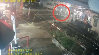 Xe máy tông gác chắn, mắc kẹt trên đường sắt ngay trước khi tàu đến