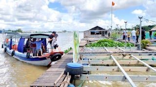 Người dân Cồn Sơn gặp khó trong việc làm bến ghé đón khách