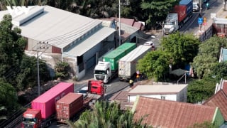 “Sống chung với container”: Ám ảnh trên những cung đường tử thần phía Đông TP.HCM