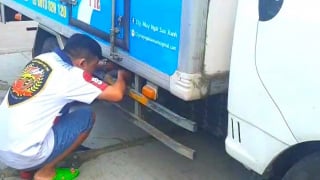 Người mang ‘nguồn sống’ cho xe chết máy giữa đường ở Cần Thơ
