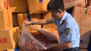 Hà Nội: Phát hiện 4.300 kg táo đỏ khô không đảm bảo an toàn
