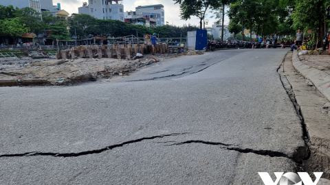 Hà Nội: Sụt lún nghiêm trọng ở đường Vũ Tông Phan