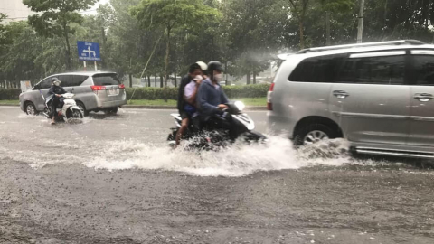 Người dân Thủ Đức chật vật vì kẹt xe, ngập nước sau cơn mưa lớn