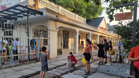 Hà Nội: Quán cafe không phép ở ga Long Biên gây mất ATGT