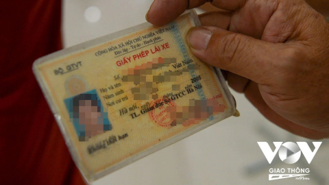 Chuyển đổi số, sao vẫn bàn chuyện thẻ cứng thẻ mềm?