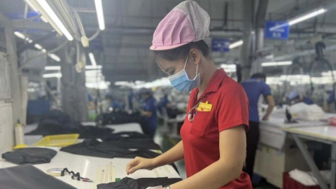 Công nhân chờ thưởng Tết