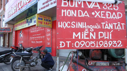 Tiệm sửa xe trả công bằng nụ cười