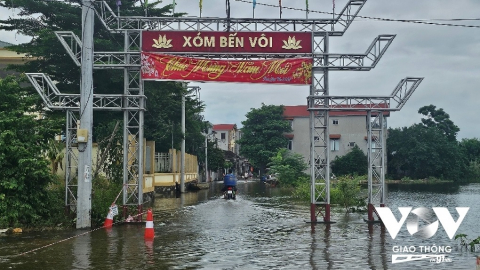 Hà Nội: 'Ốc đảo' Bến Vôi cô lập trong biển nước