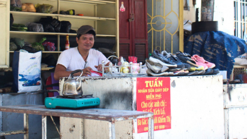 Hơn 2 thập kỷ sửa giày, dép miễn phí cho người nghèo