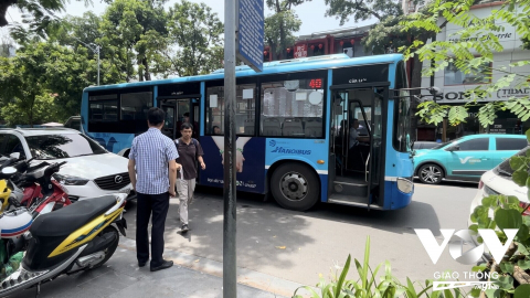 Điểm dừng chờ xe buýt bị che kín bởi bãi đỗ ô tô