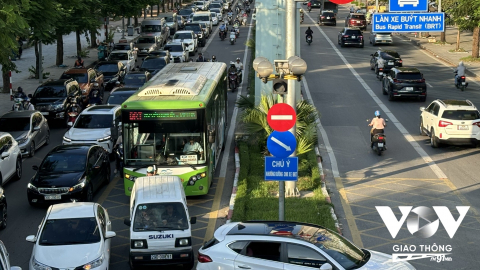 Xén vỉa hè đường Tố Hữu, người đi đường nói gì?