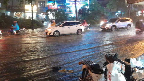 Nhiều tuyến đường ngập nước và ùn tắc trong cơn mưa lớn
