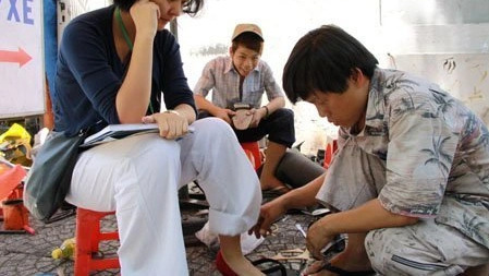 Gần 40 năm “chữa bệnh” cho giày dép