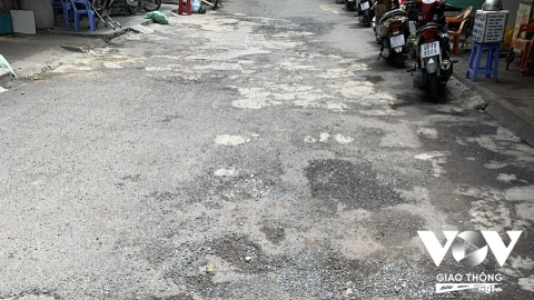 TP.HCM: Đường Nguyễn Công Trứ xuống cấp nặng, chắp vá nham nhở