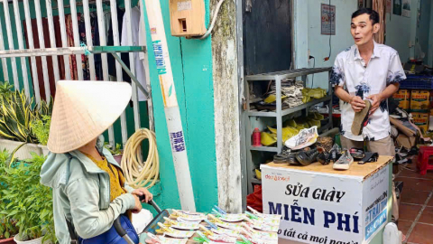 10 năm cần mẫn sửa giày dép miễn phí