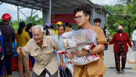 Chàng trai gieo hạt từ bi