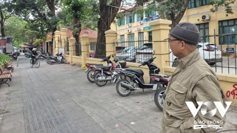 Muốn cấm xe, càng phải để vỉa hè cho người đi bộ!