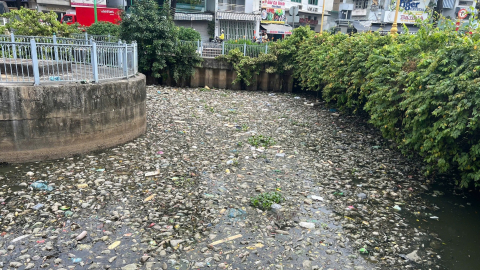 Một phần kênh Nhiêu Lộc - Thị Nghè đang 'chìm' trong rác thải