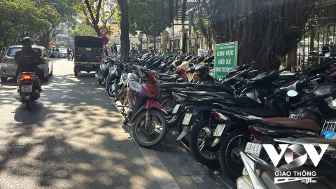 Mập mờ thu phí gửi xe không dùng tiền mặt