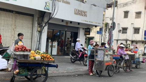 Chợ tự phát gây mất mỹ quan đô thị trên đường Cô Giang