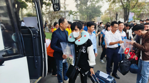 Hàng chục chuyến xe 0 đồng đưa sinh viên về quê đón Tết