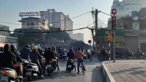 Hà Nội: Vì sao nút giao Tam Trinh - Cầu Đền Lừ ùn tắc cục bộ sau khi lắp đèn tín hiệu?