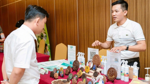 Chàng trai tái chế bã cà phê thành những sản phẩm hữu ích