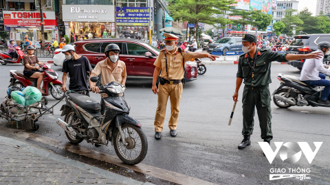 Xe máy lắp 1 gương có bị phạt không?