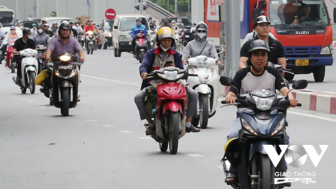 Đeo tai nghe khi đi xe máy bị phạt bao nhiêu tiền, có bị trừ điểm GPLX?