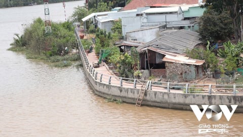 Sạt lở bờ sông Kinh Lộ tiếp diễn, người dân thấp thỏm chờ kè