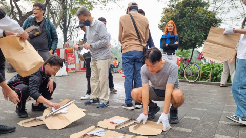 13 năm miệt mài nhặt rác quanh hồ Gươm