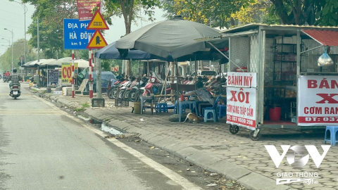 Hà Nội: Nhếch nhác, vi phạm tràn lan trên tuyến đường Lê Trọng Tấn