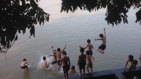 Nắng nóng đầu hè, người Hà Nội rủ nhau tắm sông