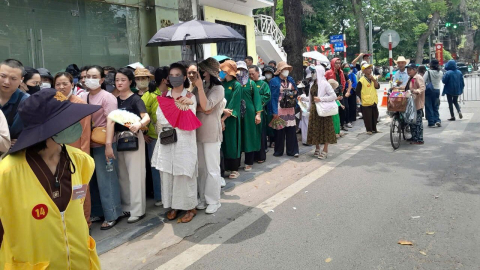 Cả đêm không ngủ, chỉ mong được chiêm bái Xá lợi Phật