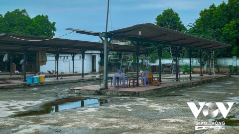 Chợ bạc tỷ ở Hà Nội: Hoang tàn, biến thành… bãi rác