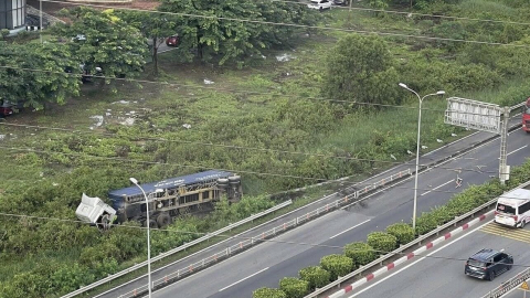 Xe đầu kéo lật nhào trên cao tốc TP.HCM - Long Thành - Dầu Giây