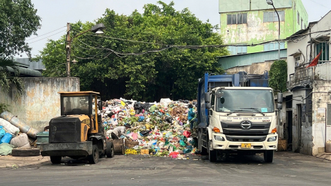 Trạm trung chuyển rác giữa khu dân cư: Mùi hôi, nước rỉ rác và nỗi lo của cư dân