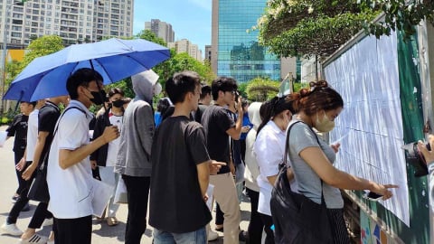 Làm thủ tục thi tốt nghiệp THPT năm 2025: Không tạo áp lực, chỉ mong con cố gắng hết mình