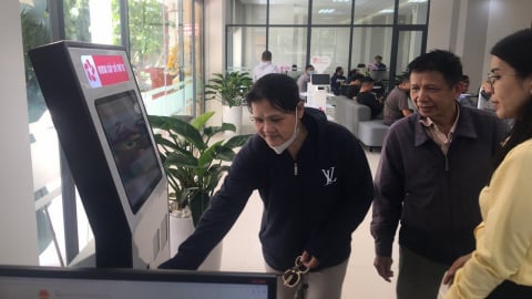 Người dân được robot phục vụ khi đến làm thủ tục hành chính