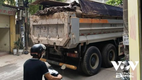 Đường thôn 3 Vạn Phúc (Hà Nội): Xuống cấp, ô nhiễm, nguy cơ tai nạn vì xe tải