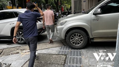 'Đặc quyền' của ô tô là... lấn chiếm?