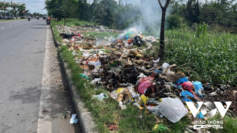 Đốt rác bên đại lộ: Mất ATGT và ô nhiễm không khí