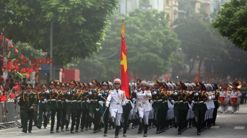 Xúc động hình ảnh đoàn quân diễu binh trên phố