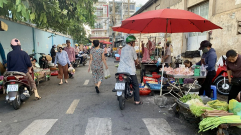 TP.HCM: Nhức nhối chợ tự phát trên đường Tám Danh