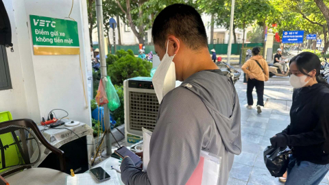 Bãi giữ xe Hà Nội chạy đua trước giờ “không tiền mặt”