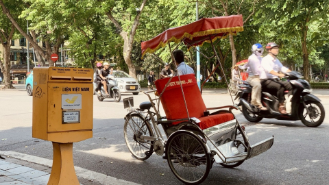 Thùng thư bên hồ