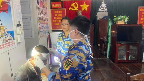 Cấp cứu thành công ngư dân bị nạn trên vùng biển Cà Mau