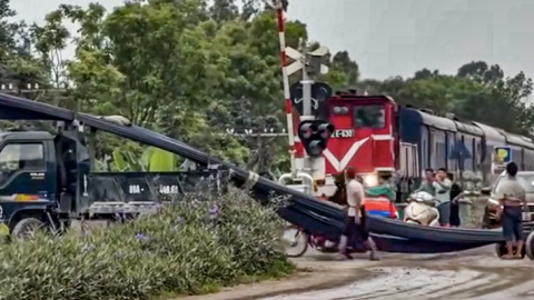 Xe tải chở bó sắt 'khổng lồ' mắc kẹt đường sắt: Bị phạt bao nhiêu, trừ mấy điểm?