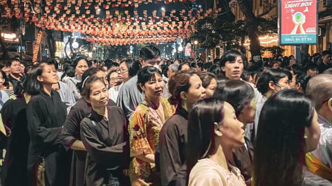 Người dân xếp hàng xuyên đêm chờ chiêm bái xá lợi Phật